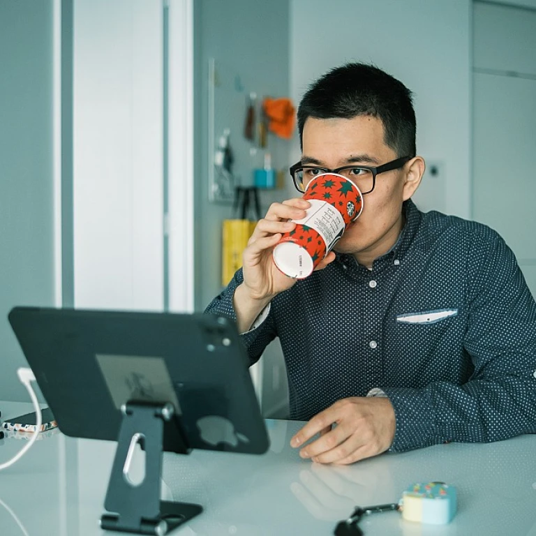 Understanding the Differences: Salaried vs. Hourly Positions in HR Leadership